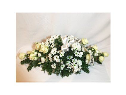 Biela čačinová ikebana na truhlu