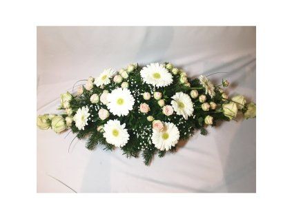Smútočná ikebana na truhlu s bielymi gerberami a ružami