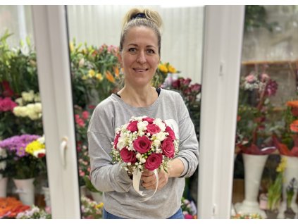 Romantická guľatá svadobná kytica z ruží a gypsophily