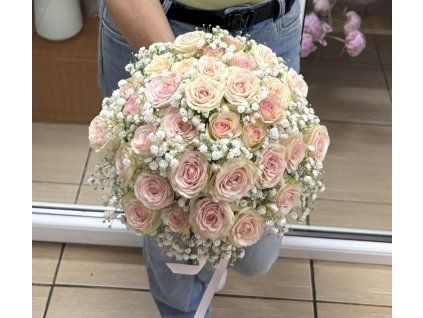 Maxi svadobná kytica z 35 ružových ruží a gypsophily