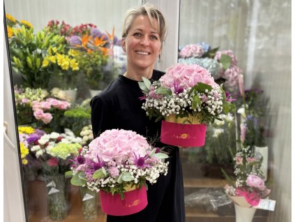 Ružový kvetinový box s hortenziou – elegancia, jemnosť a romantika