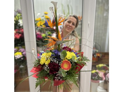 Exotická kytica s kalami a strelíciou v extravagantných farbách