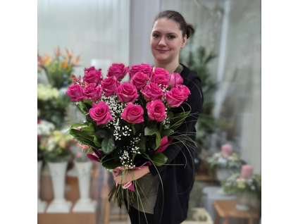 Romantická kytica z 21 cyklámenových ruží v elegantnom viazaní